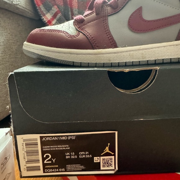 Jordan 1 Mid - Picture 1 of 5